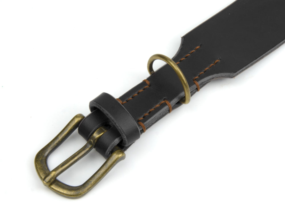 Schwarzes Lederhalsband Waldgeist mit antiker Messingschnalle und feinen Nähten, stilvoll und robust.