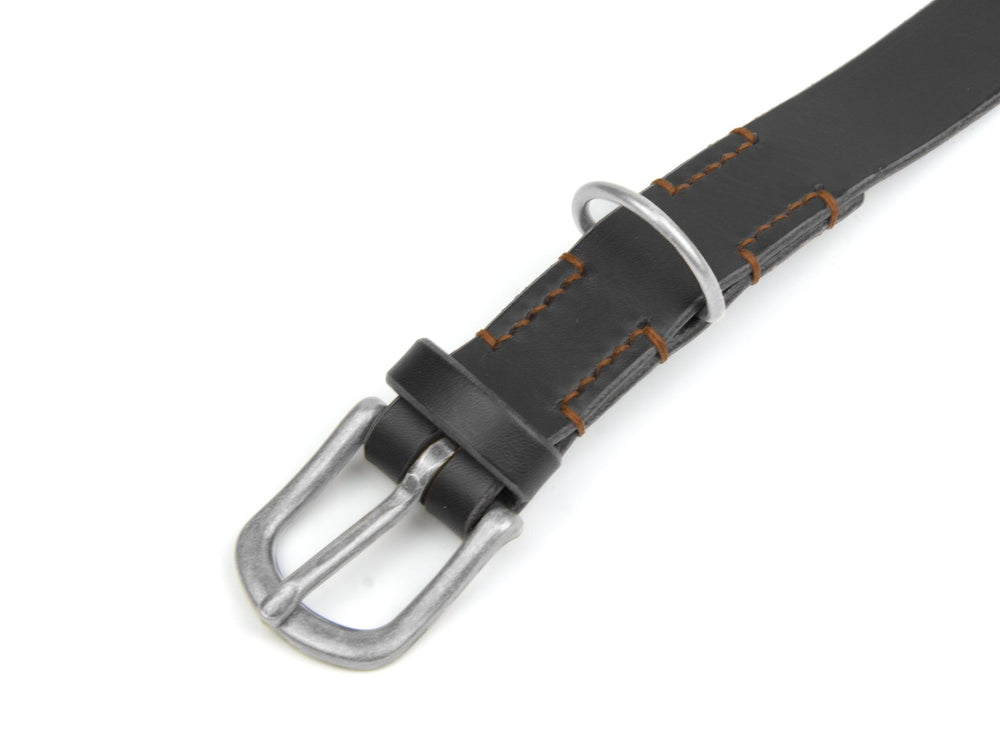 Schwarzes Lederhalsband mit silberner Schnalle und orangefarbenen Ziernähten, ideal für stilvolle Hundeaccessoires.