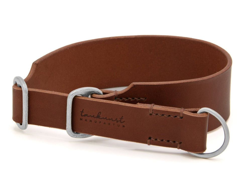 Braunes Lederhalsband mit D-Ring für Hunde, glatt genäht mit robustem Design, ideal für Spaziergänge im Freien.