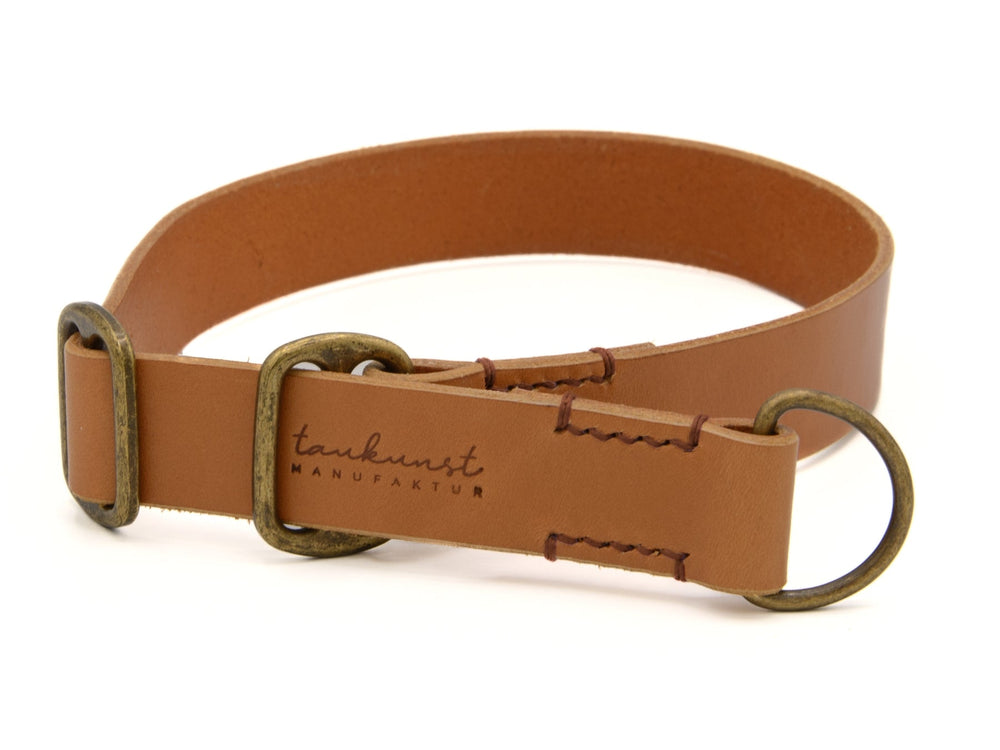Schmaler Lederhalsband in hellbraun mit antik-metallic Schnalle und „tankunst manufaktur“ Schriftzug.
