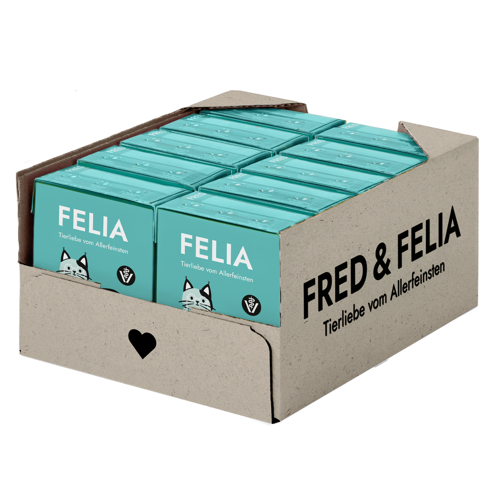 "Offener Karton mit FELIA VET Low Protein Verpackungen, grünes Design mit Katze, von FRED & FELIA."