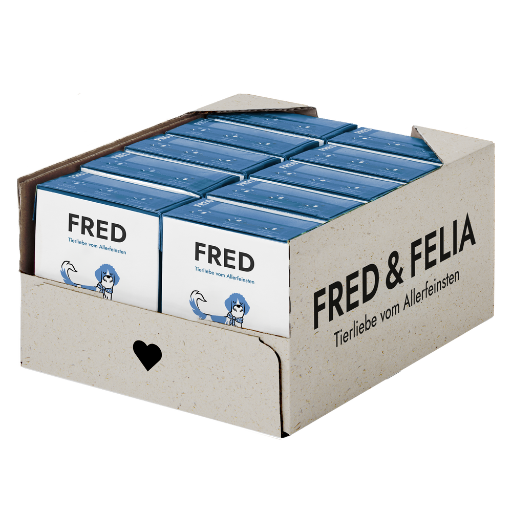 "Karton mit Packungen des FRED Buntbarsch-Futters in blauem Design, ideal für Aquarienliebhaber."