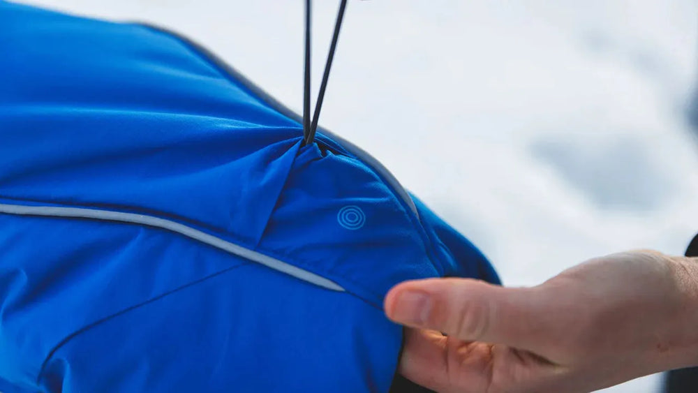 "Blauer Vert™ Schneeanzug für Hunde mit betonter Zugkordel, ideal für Outdoor-Abenteuer und Schutz bei Kälte."