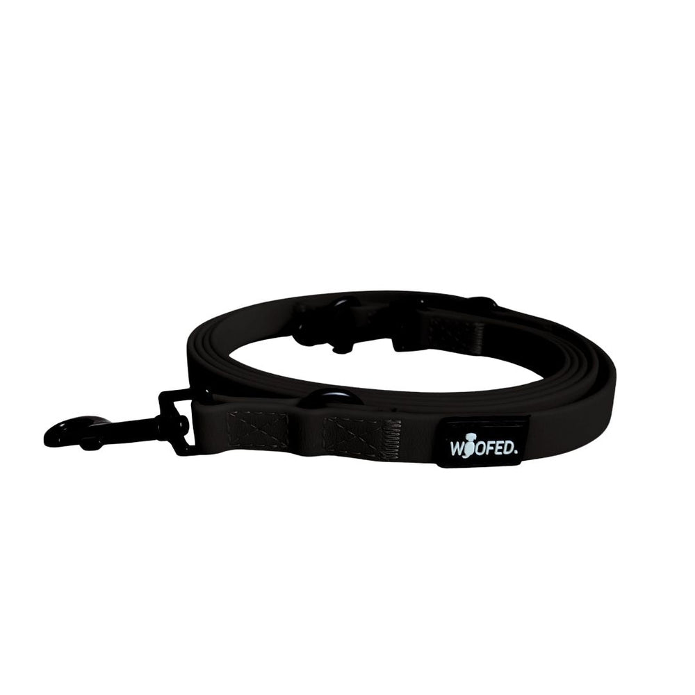Schwarze verstellbare Hundeleine WOOFLEX® Classic mit Karabinerhaken und robustem Material für optimalen Halt.