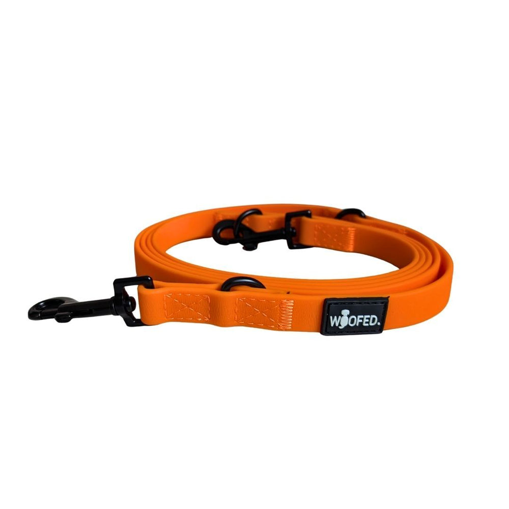 "Verstellbare orangefarbene Hundeleine WOOFLEX® Classic mit robustem Material und Karabinerhaken für individuelle Länge."