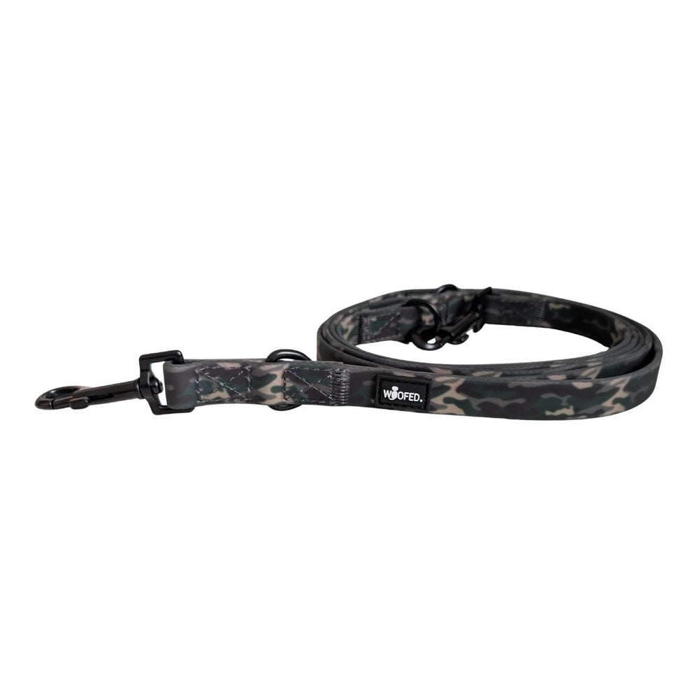 Verstellbare WOOFLEX® Classic Hundeleine im Camouflage-Muster, strapazierfähig mit Karabinerhaken zur Befestigung.