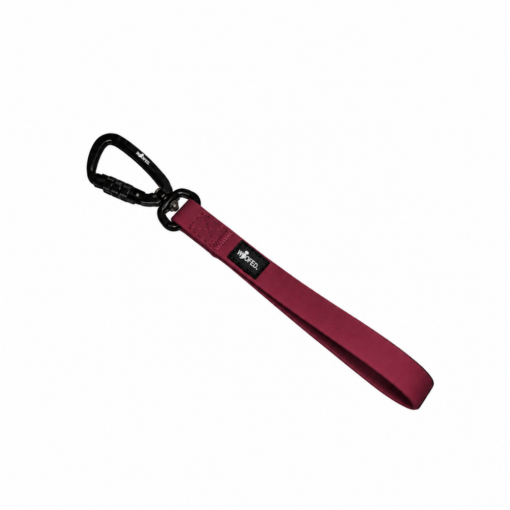 Burgunderroter Hundeleinenhalter WOOFLEX® mit gepolstertem Material und stabilem Karabinerhaken für optimalen Halt.