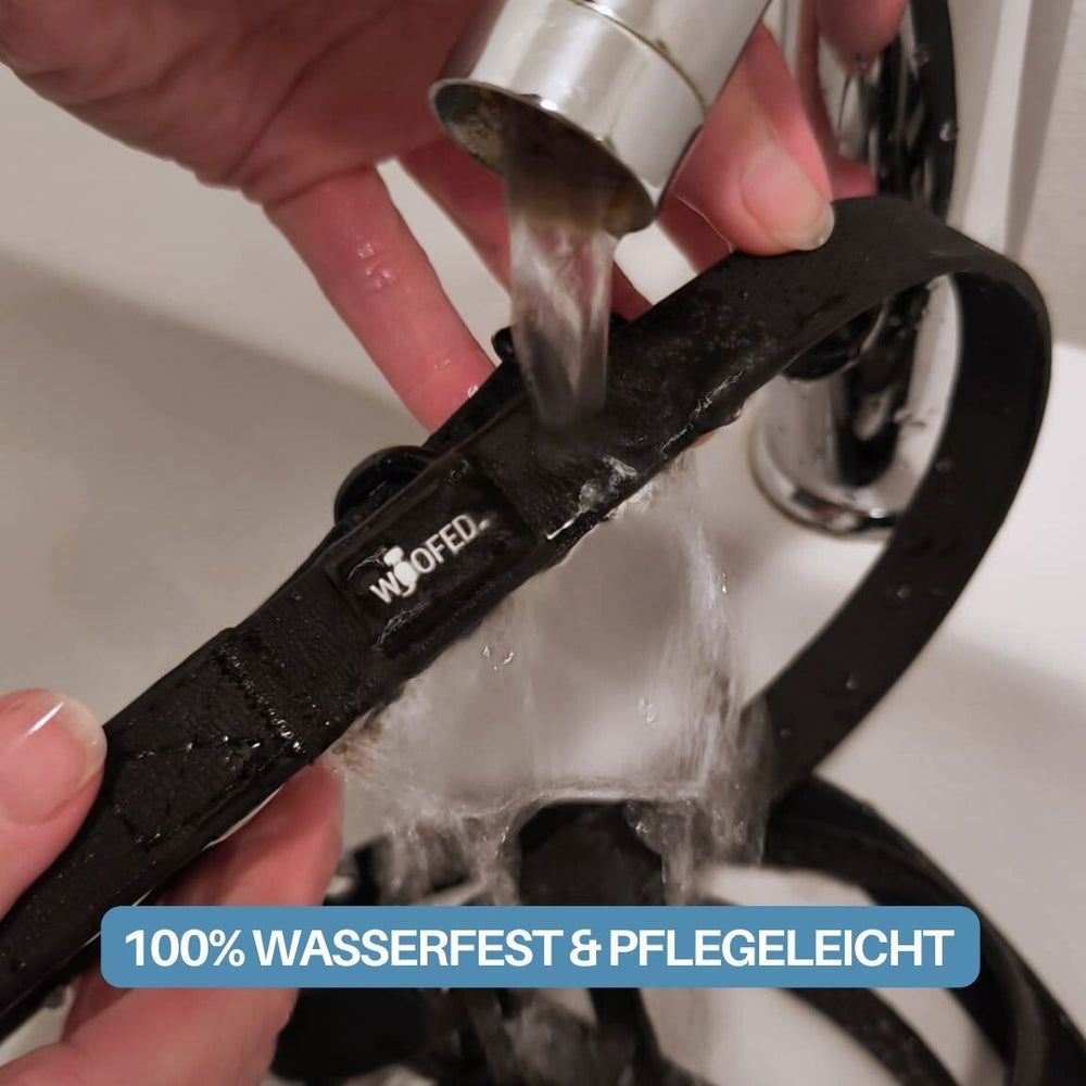 "WOOFLEX® Führleine mit Sicherheitskarabiner unter fließendem Wasser, wasserfestes Material und WOOFED-Logo sichtbar."