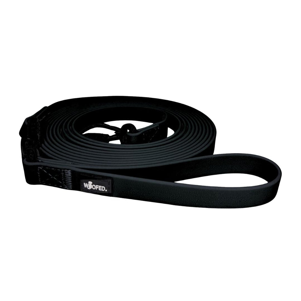 Schwarze WOOFLEX® Schleppleine mit Sicherheitskarabiner, strapazierfähig und flach, ideal für Hundeausführungen.