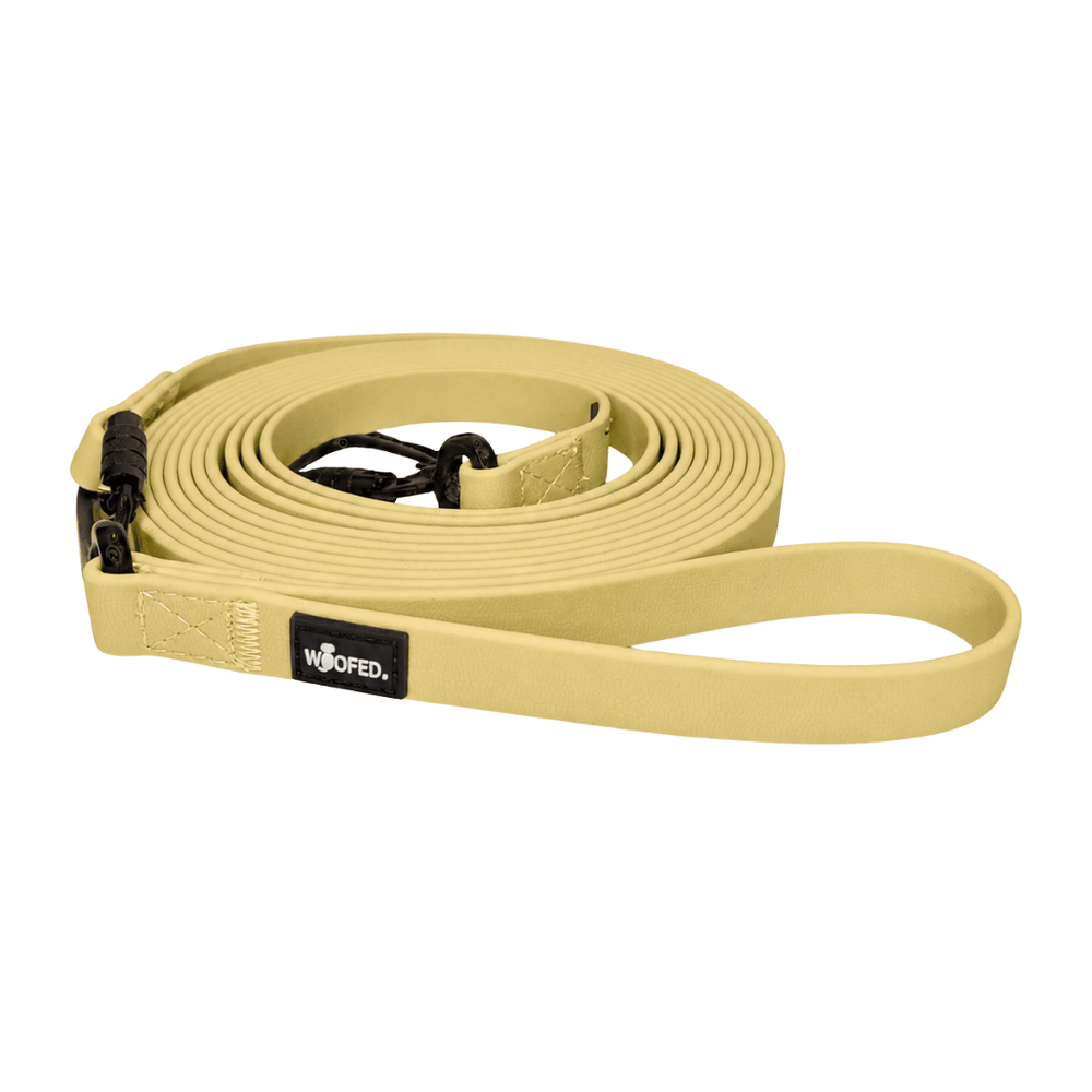 Multifunktionale, gelbe WOOFLEX® Hundeleine mit robustem Handgriff und stabilem Karabinerhaken für optimale Kontrolle.
