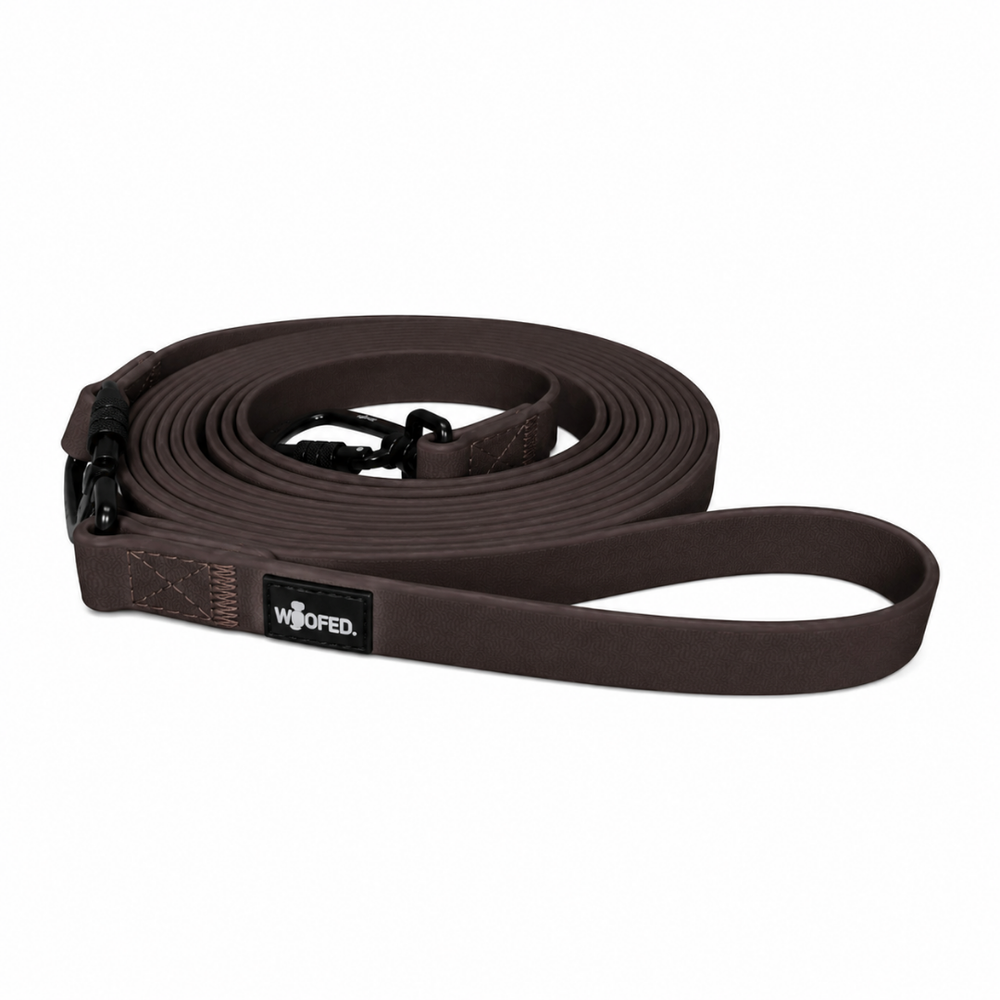 Braune multifunktionale Schleppleine WOOFLEX® aus weichem Material mit stabiler Karabinerhaken und Logo. Ideal für Hunde.