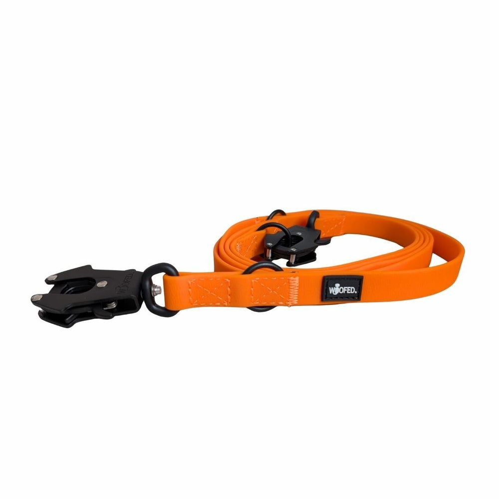 Orangefarbene verstellbare Hundeleine WOOFLEX® mit Froschkarabiner und praktischer Schnalle für optimalen Komfort.