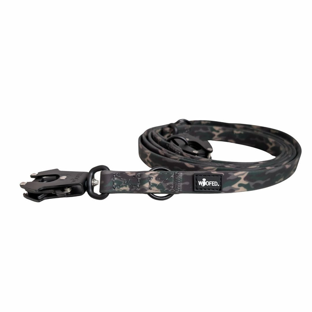 Verstellbare WOOFLEX® Hundeleine mit Camouflage-Muster und robustem Froschkarabiner für maximalen Halt und Komfort.