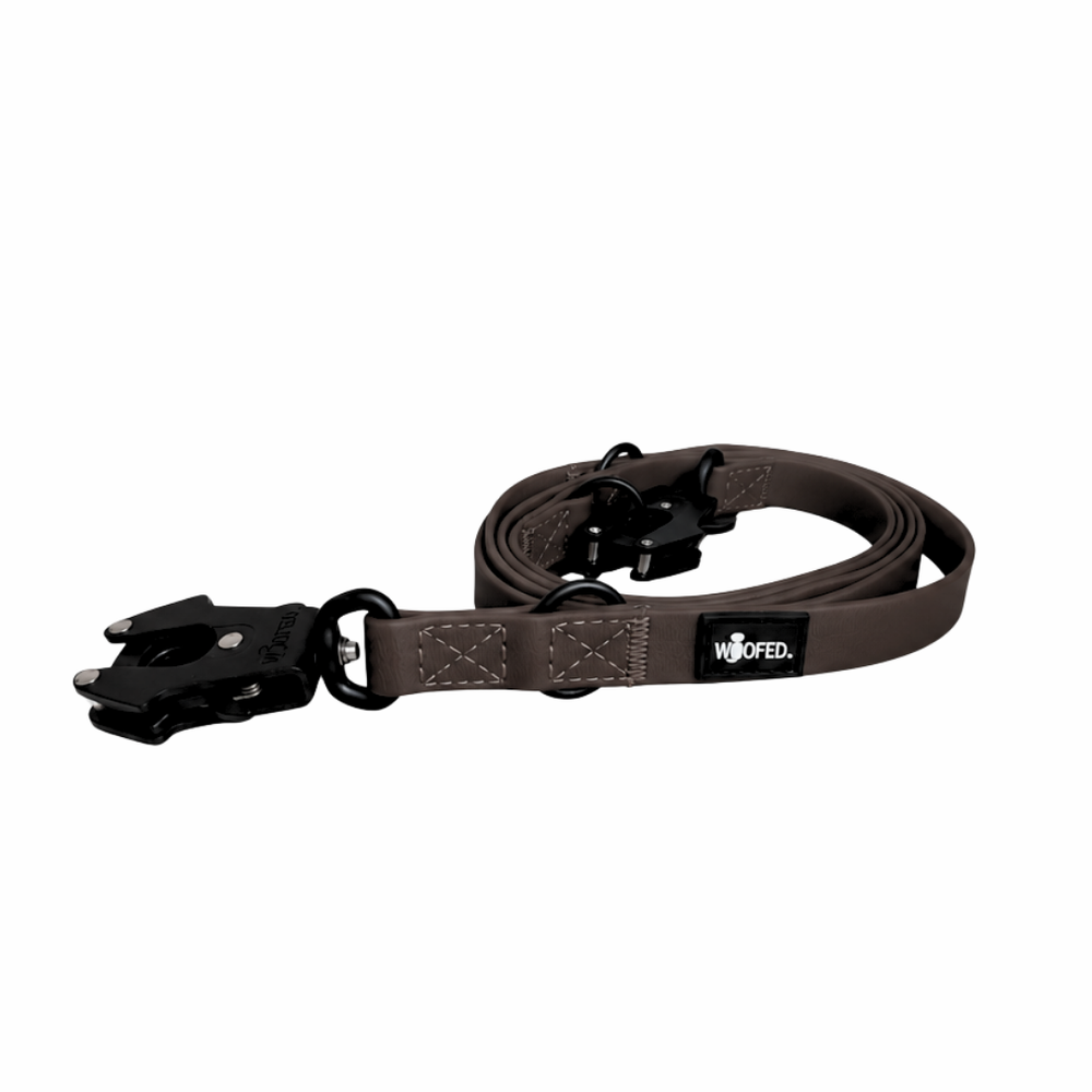 Braune Hunde-Leine WOOFLEX® mit robustem Froschkarabiner und abnehmbarem Karabiner für mehr Flexibilität beim Spaziergang.