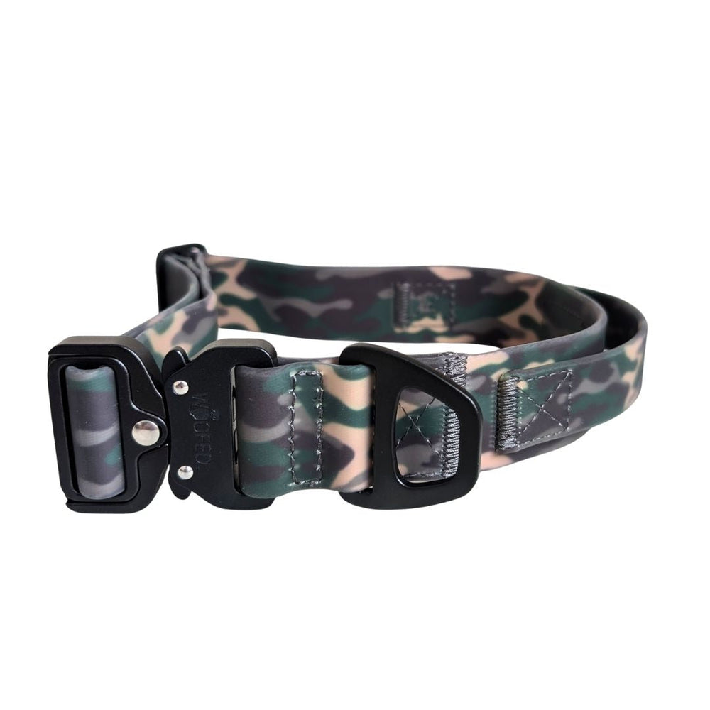 Verstellbares Hundehalsband WOOFLEX® mit Froschkarabiner im Camouflage-Design in Grüntönen und Gelb. Robuste Schnalle.
