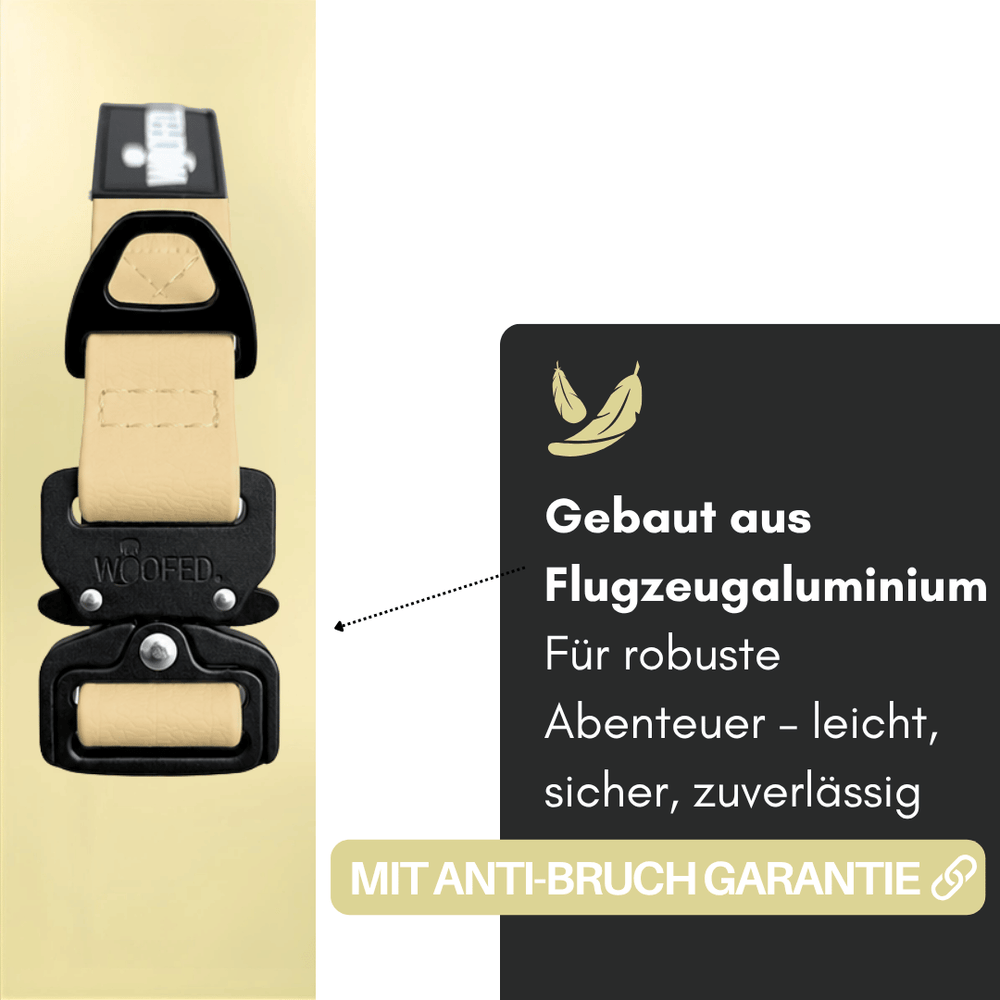 Verstellbares Halsband WOOFLEX® aus leichtem Flugzeugaluminium in Creme mit schwarzer Schnalle, robust und zuverlässig.