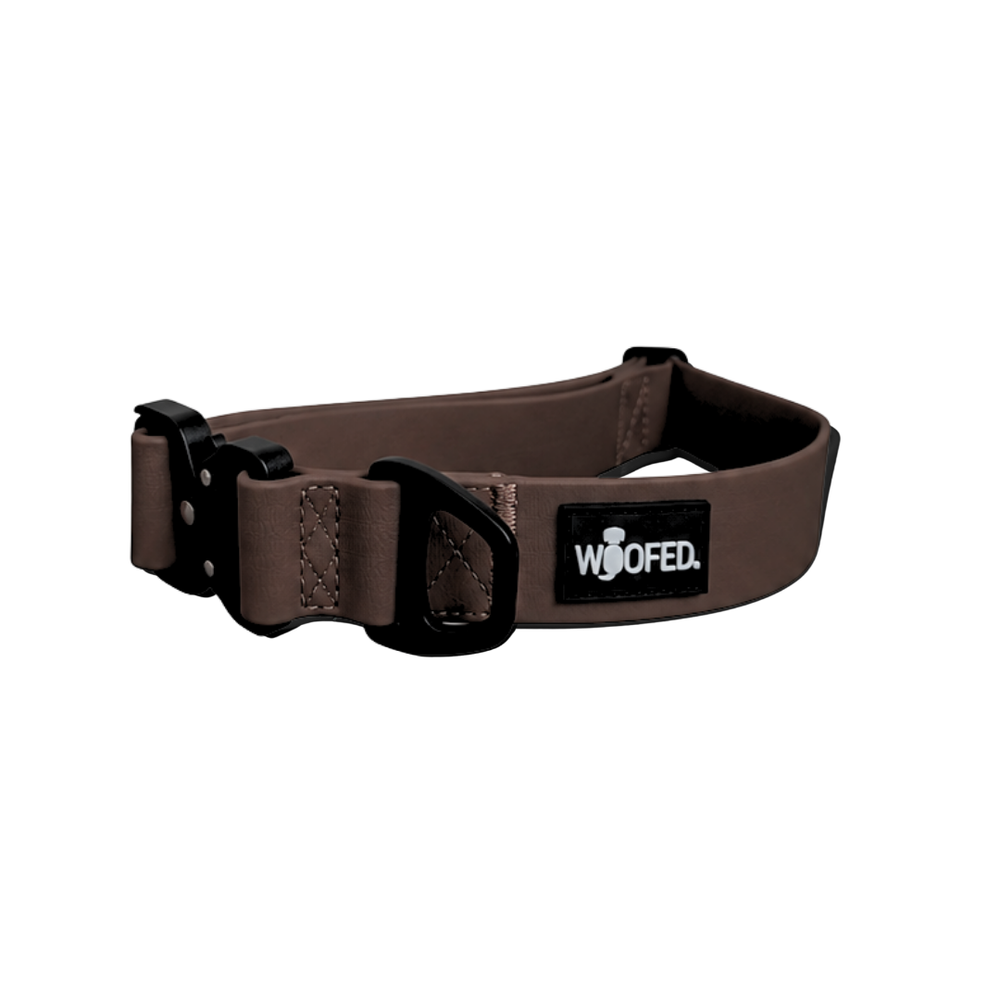 Verstellbares WOOFLEX® Tactical Hundehalsband in Braun mit schwarzer Schnalle und D-Ring für Leinenbefestigung.