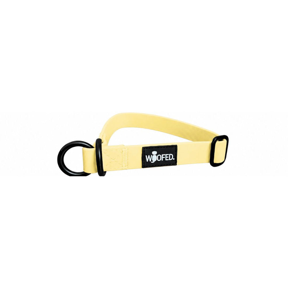 Gelbes Hundehalsband WOOFLEX® mit zwei D-Ringen und schwarzem Logo, flexibel und bequem für Hunde.