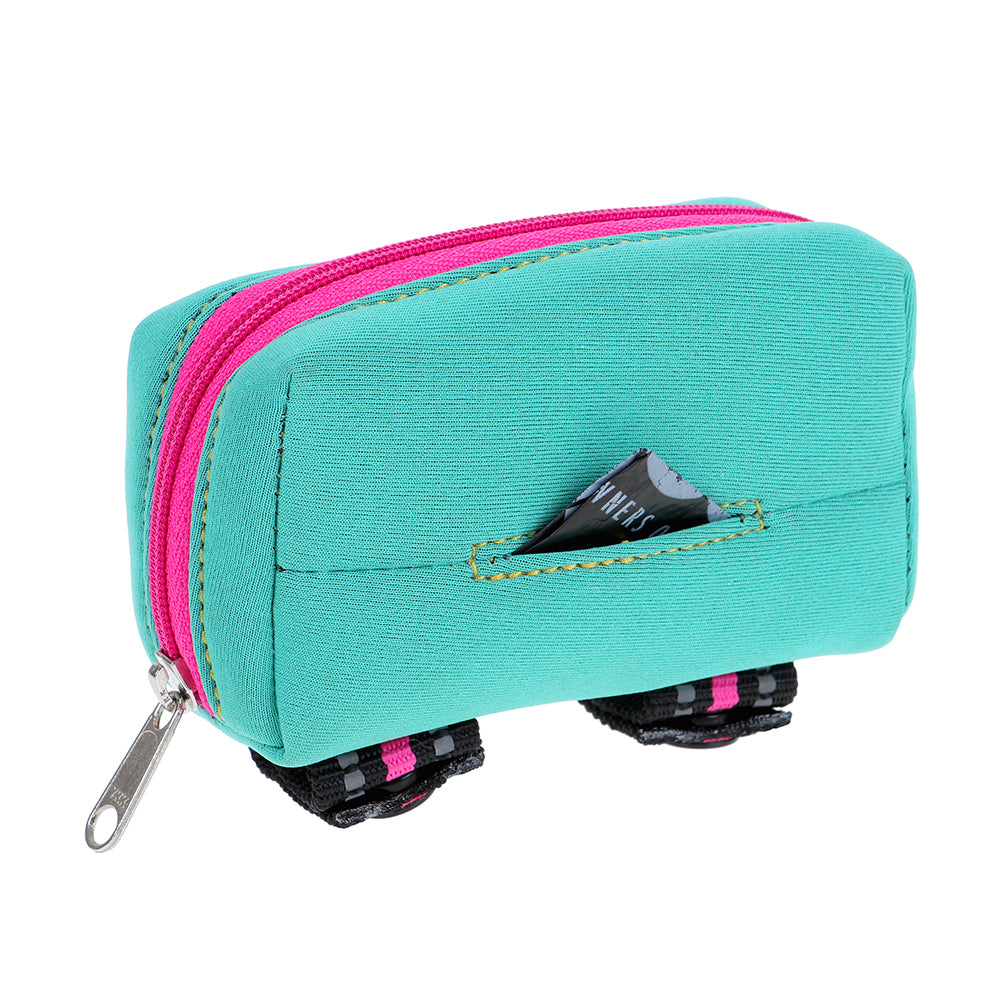 DOOG Kotbeutel-Tasche in Türkis mit pinken Reißverschlüssen und praktischer Vordertasche für Hundebesitzer.