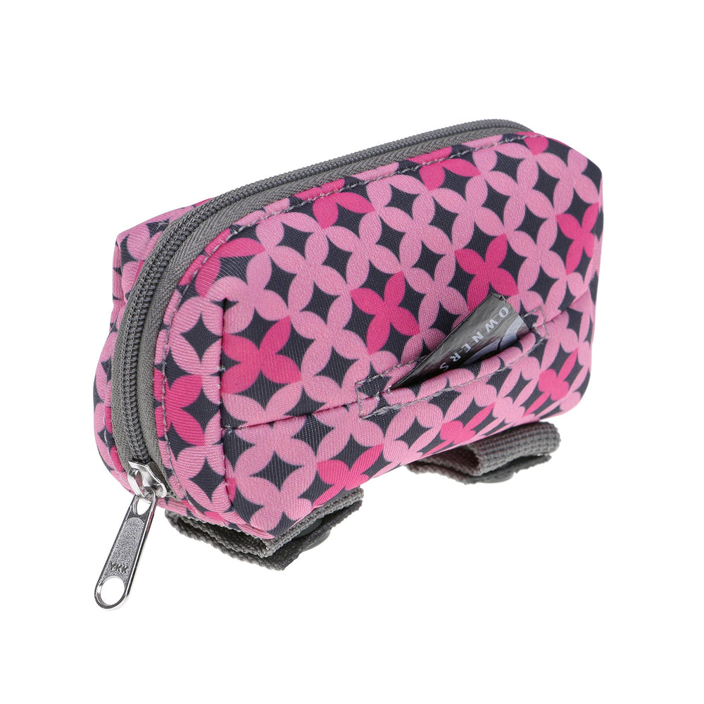DOOG Kotbeutel-Tasche in pinkem geometrischen Design mit Reißverschluss und grauem Gurt zur Befestigung.