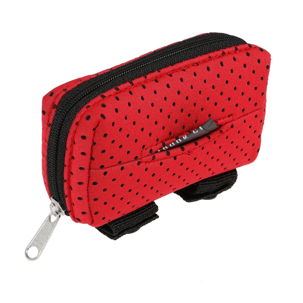 "Rote DOOG Kotbeutel-Tasche mit schwarzem Punkte-Muster und Reißverschluss, ideal für Hundehalter."