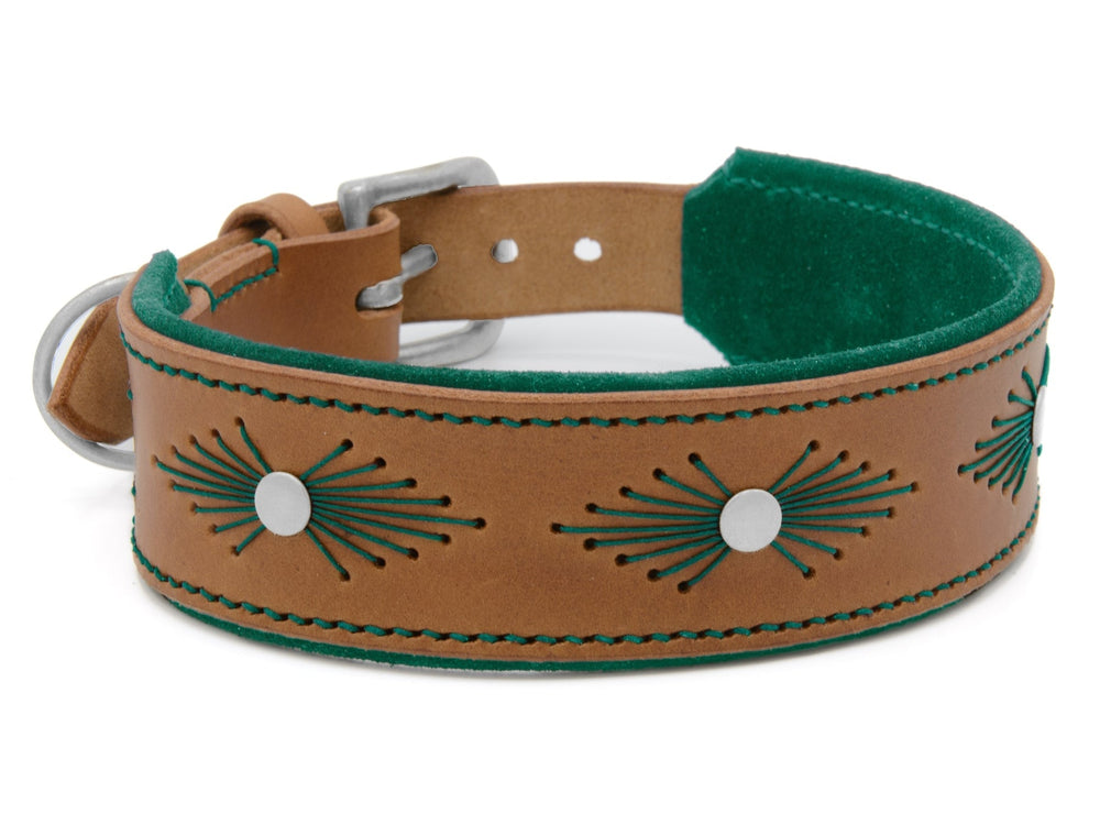 Braunes Lederhalsband WOODSTOCK mit grünen Verzierungen und weißen Elementen, verstellbarem Metallverschluss.