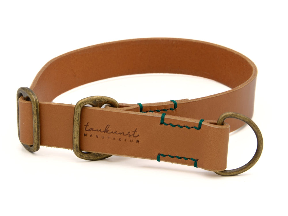 Brauner Ledergürtel mit D-Ringen und bunten Nähten, beschriftet mit "tankunst MANUFAKTUR".