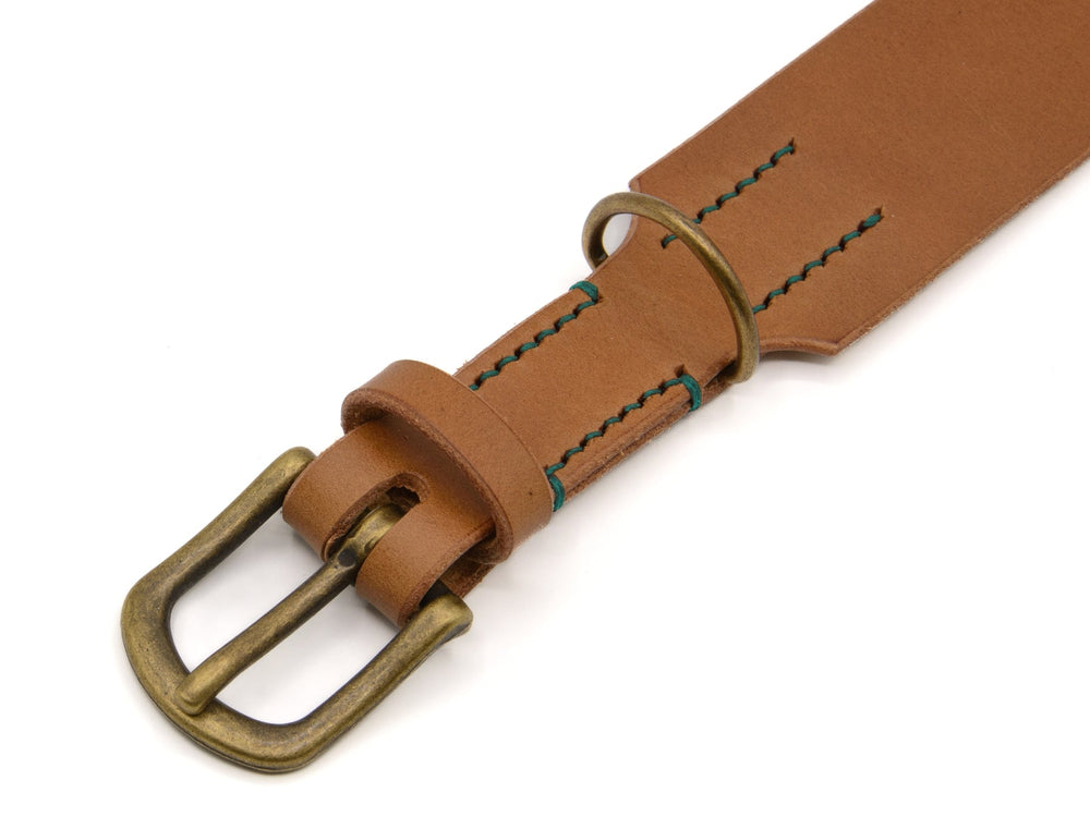 Brauner Ledergürtel mit messingfarbener Schnalle und grüner Naht, ideal für Waldgeist-Outfits oder als modisches Accessoire.