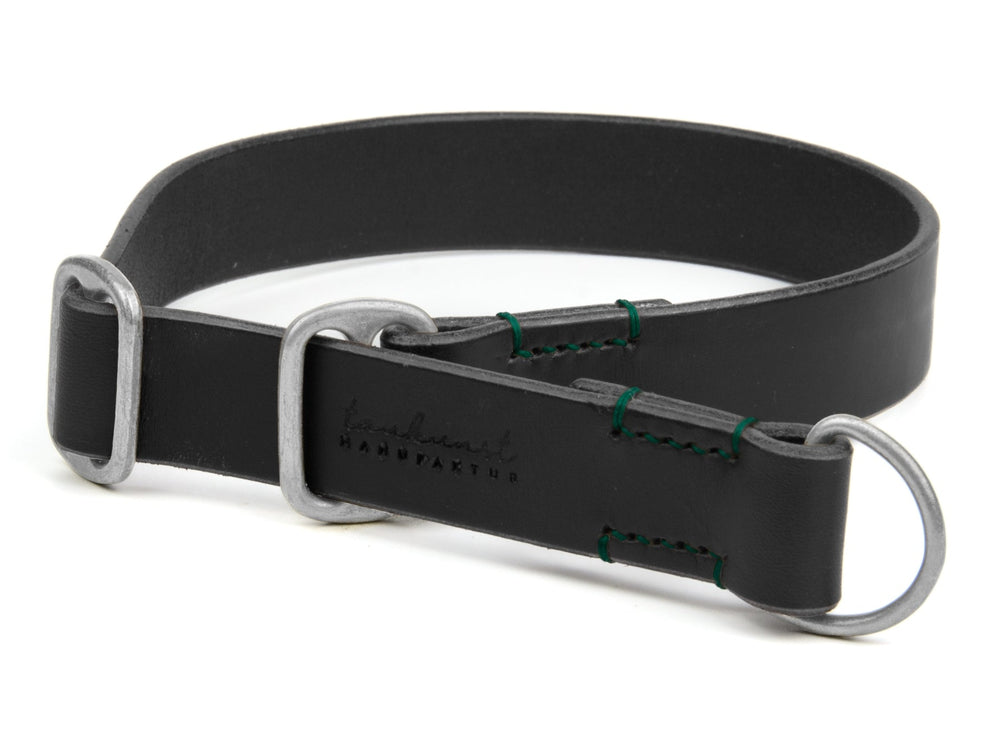 Schwarzes Lederhalsband mit grünen Nähten und minimalistischer Schnalle von taudait manufaktur, ideal für aktive Hunde.