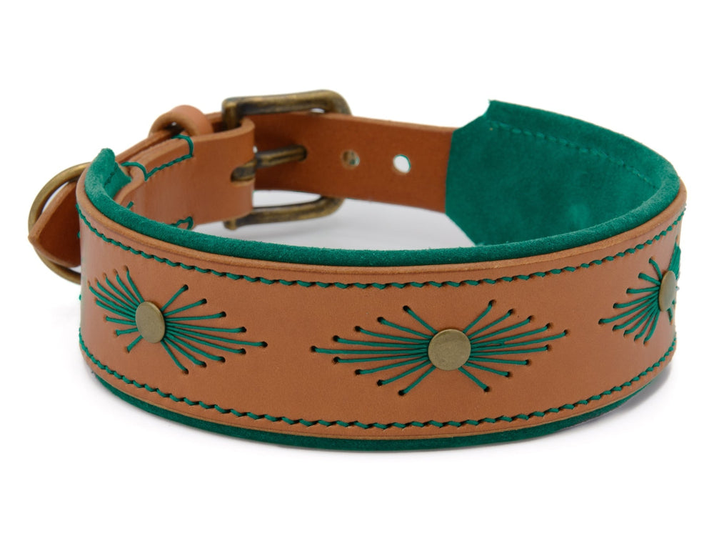 Hundehalsband WOODSTOCK aus hellbraunem und grünem Leder mit gestickten Strahlenmustern für stilvolle Hunde.