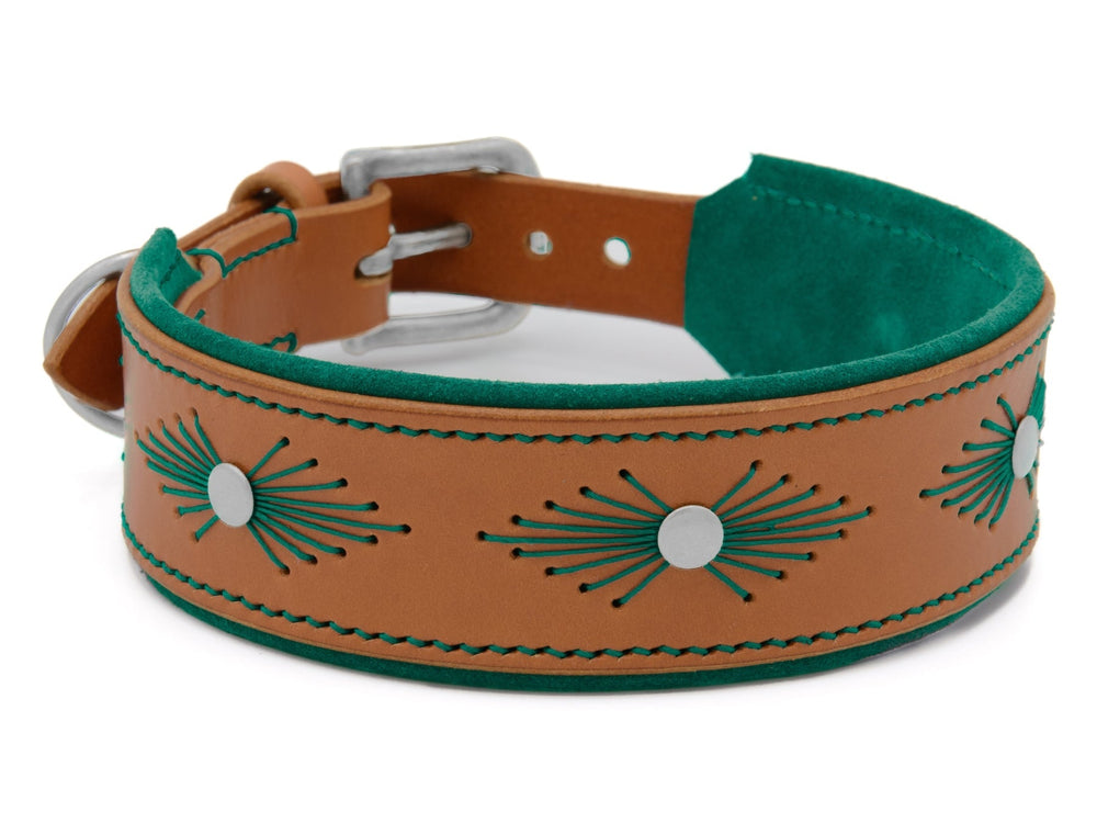 Helles Lederhalsband WOODSTOCK für Hunde in braun-grüner Farbkombination mit dekorativen, eingestickten Motiven.