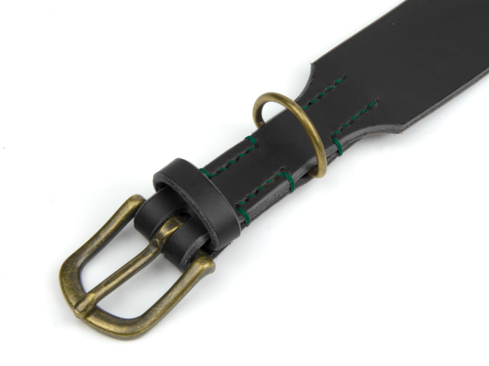 Schwarzes Lederhalsband mit messingfarbener Schnalle und grünen Nähten, ausgestattet mit stabilem D-Ring aus Metall.