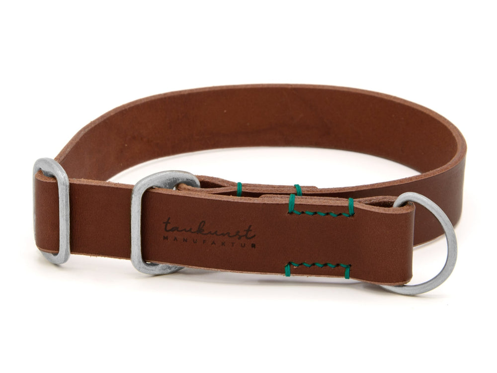 Braunes Lederhalsband mit grünen Nähten, silberner Schnalle und D-Ringen, beschriftet mit "tauschurst MANUFA".