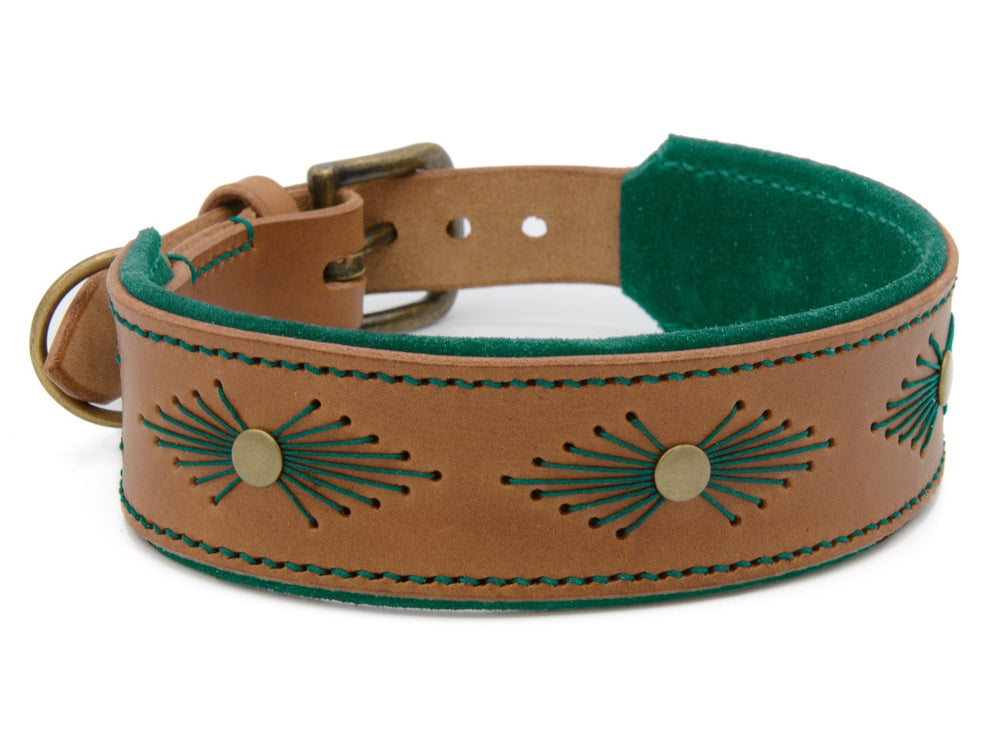 Braunes Lederhalsband mit grüner Innenauskleidung und goldenen Sonnenstrahlen-Motiven für stilvolle Haustiere.