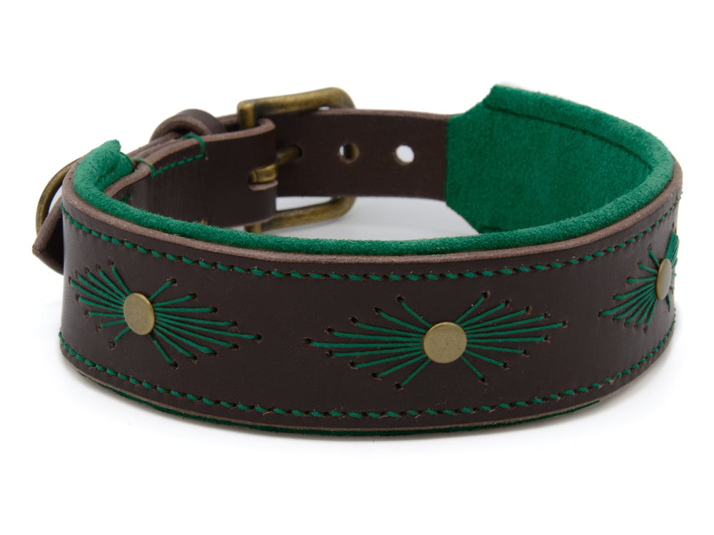 Braunes Lederhalsband WOODSTOCK mit grüner Applikation und strahlenförmigen Stickereien auf der Außenseite.