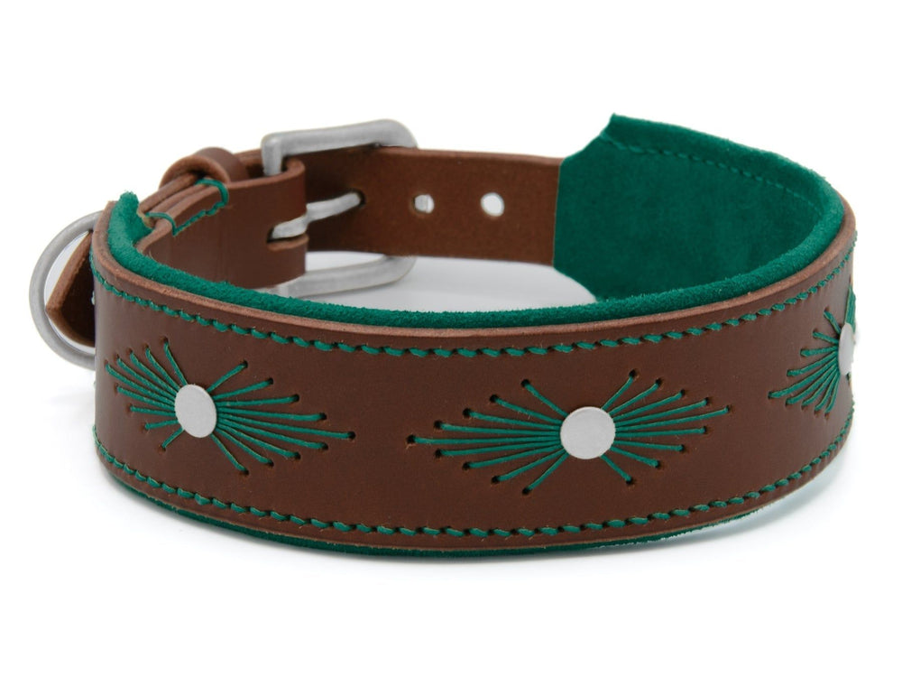 Braunes Lederhalsband WOODSTOCK mit grünen Stickereien, silbernen Nieten und weicher Innenauskleidung.