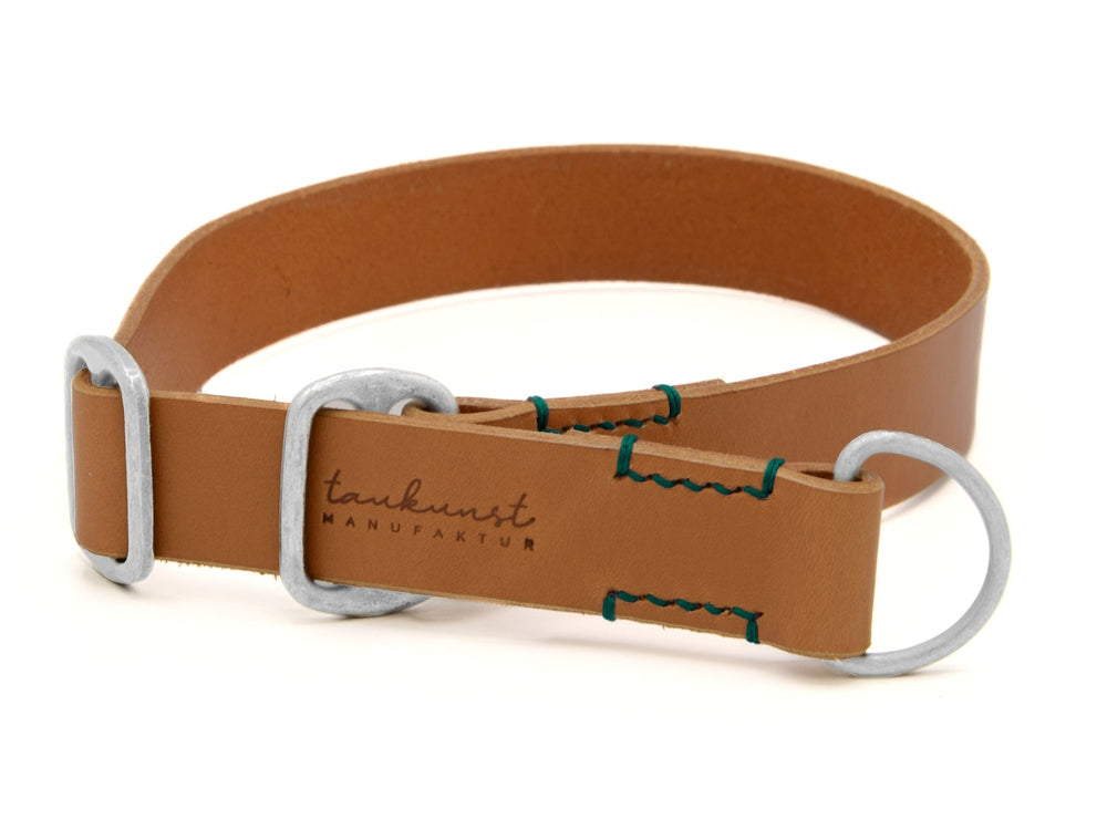 Braunes Lederhalsband WALDGEIST mit grüner Naht, Metall-Schnalle und D-Ring, geprägt mit "tankunst MAN"-Logo.