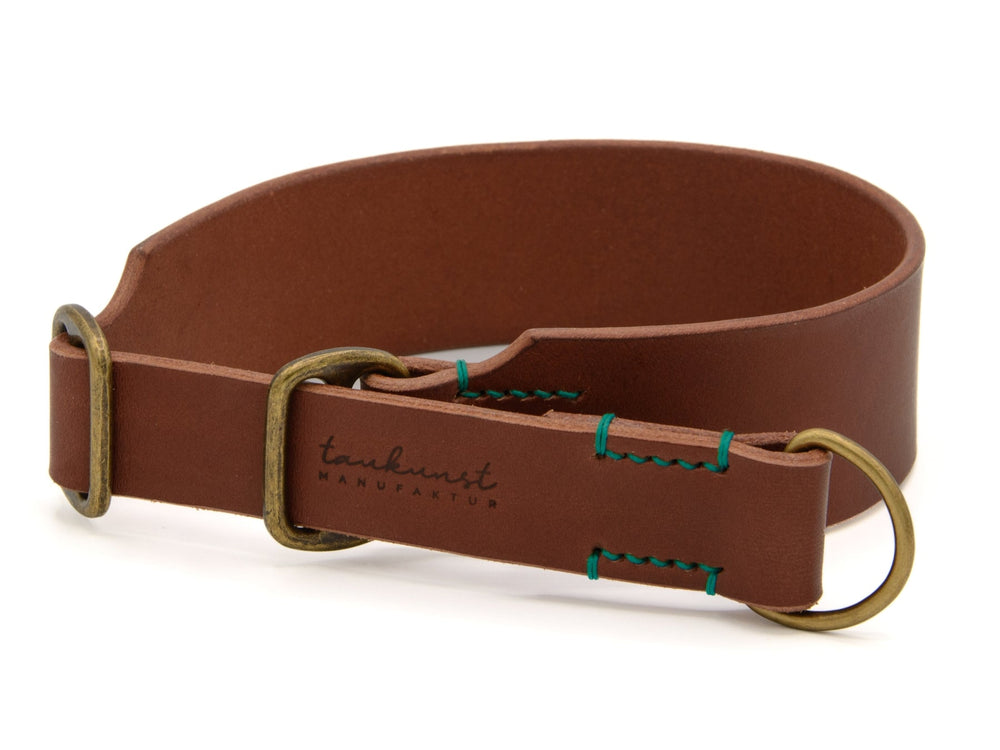 Braunes Lederhalsband "Waldgeist" mit blauer Naht und D-Schlaufe, schlicht und elegant gestaltet.