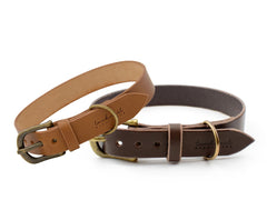 Zwei Lederarmbänder: tanfarben mit goldfarbener Schnalle und dunkelbraun, breiter mit messingfarbener Dorn.