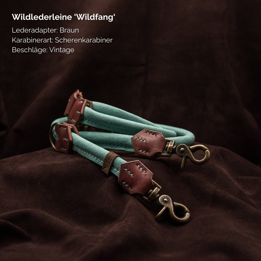 Braune und türkis Wildlederleine 'Wildfang' mit Lederadapter und Vintage-Scherenkarabiner für stilvolle Hundebesitzer.