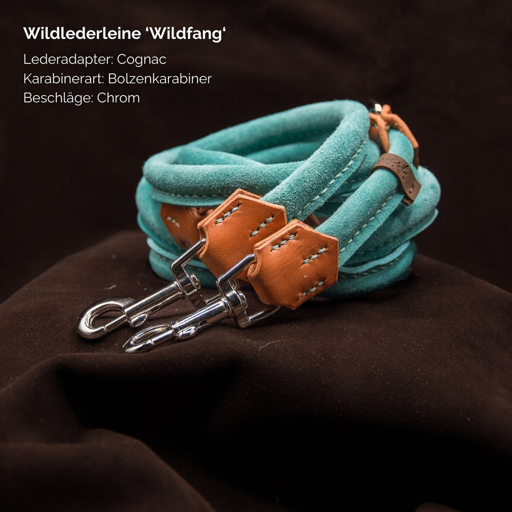 "Türkisfarbene Wildlederleine 'Wildfang' mit Cognac-Lederadapter und chromfarbenen Beschlägen für stylisches Hundetraining."