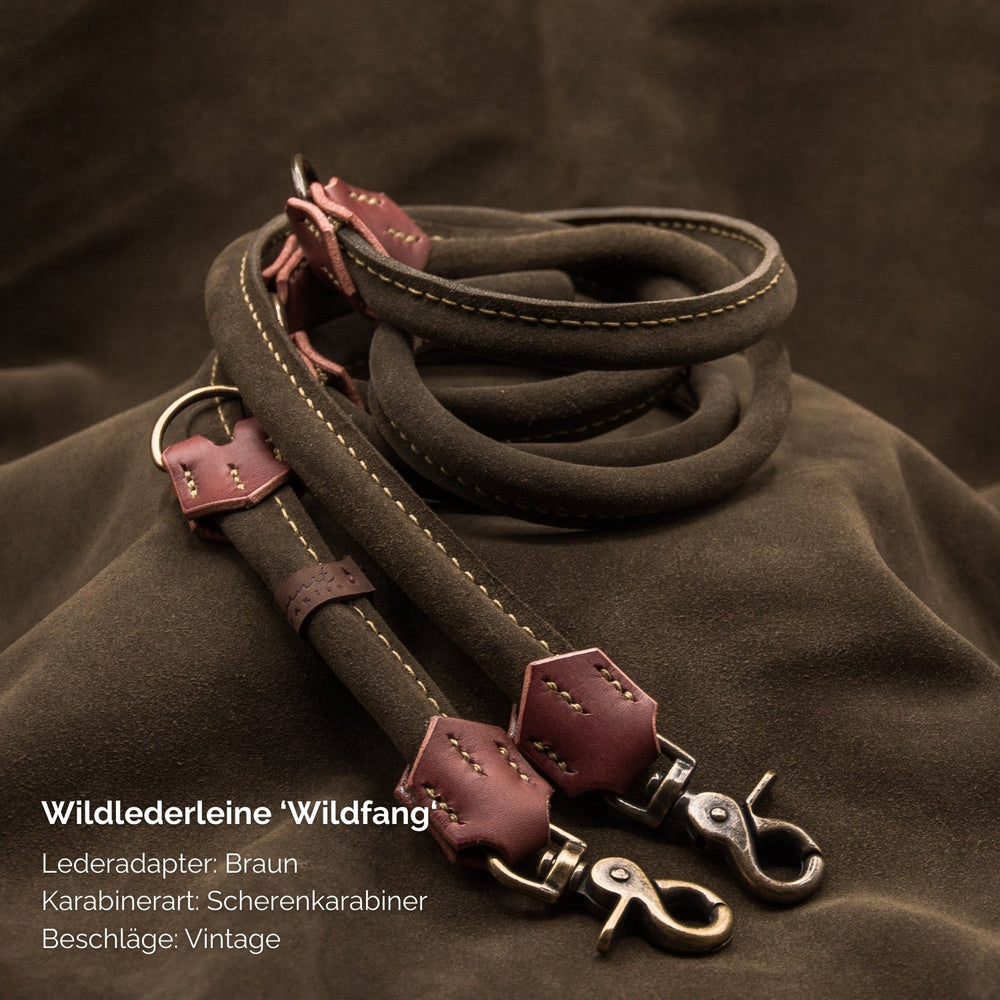 Hochwertige braune Wildlederleine für Hunde mit Vintage-Karabiner und Lederadapter. Ideal für stilbewusste Tierliebhaber.