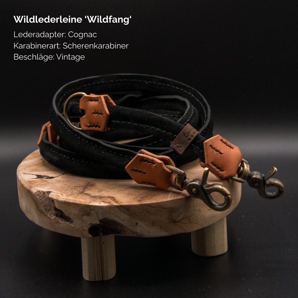 Schwarze Wildlederleine 'Wildfang' mit cognacfarbenen Lederadaptern und schwenkbaren Vintage-Karabiner.