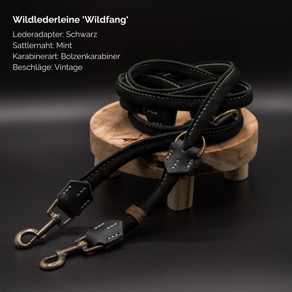 Hochwertige schwarze Wildlederleine 'Wildfang' mit mintfarbenem Sattelnah und Vintage-Beschlägen, ausgestattet mit Karabinerhaken.