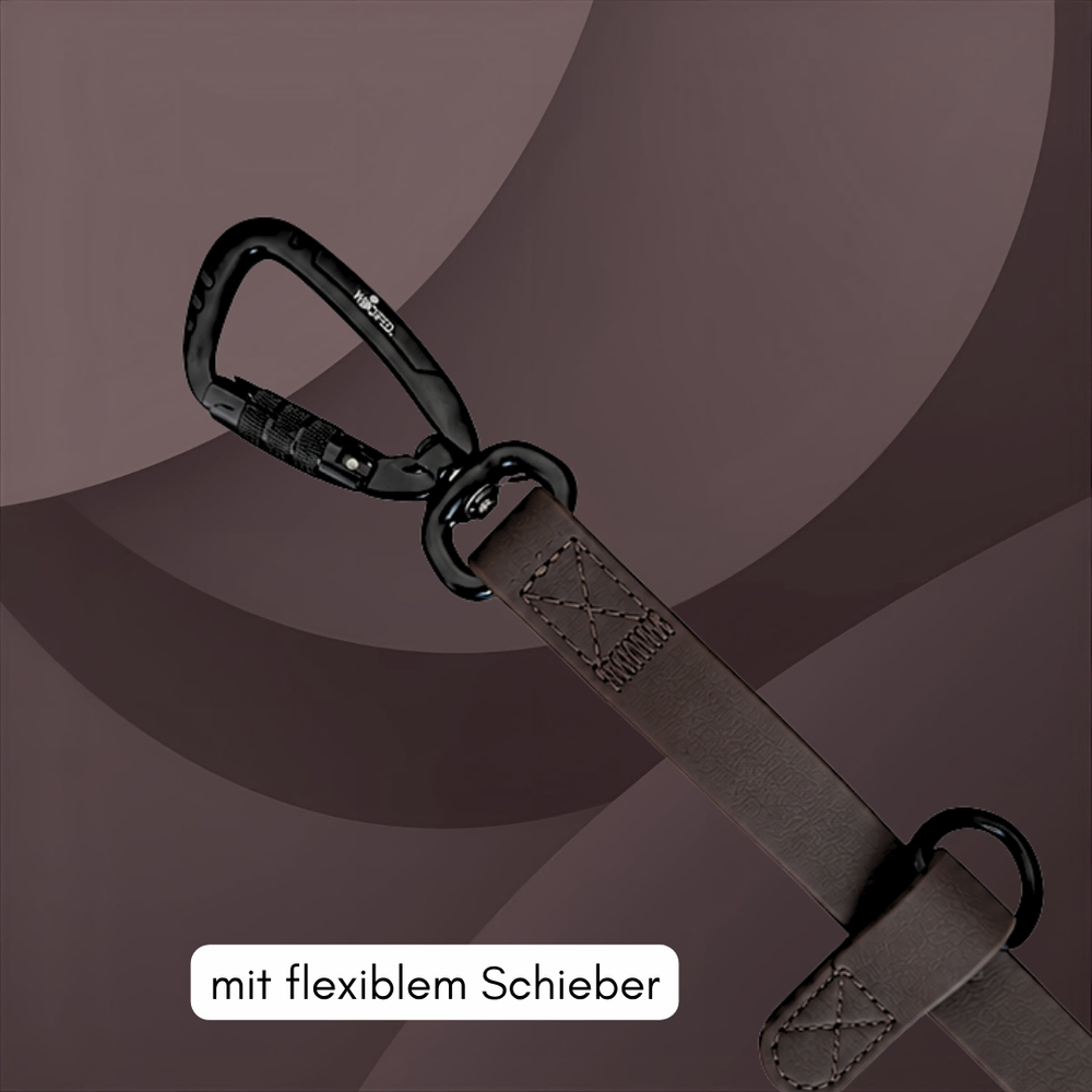 Braune Umhängeleine WOOFLEX® Pro mit flexiblem Schieber und schwarzem Karabinerhaken auf sanftem Hintergrund.