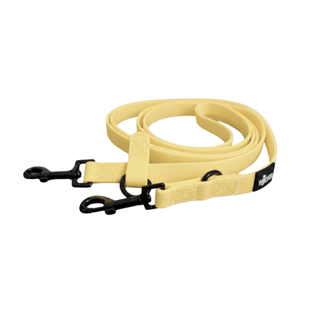 Gelbe WOOFLEX® Classic Umhängeleine für Hunde, flexibel, mit zwei Karabinerhaken und Längenanpassung.