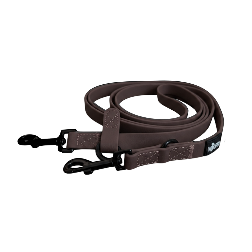 Braune WOOFLEX® Classic Umhängeleine aus flexiblem Material mit verstellbarem Mittelteil und zwei Karabinerhaken.