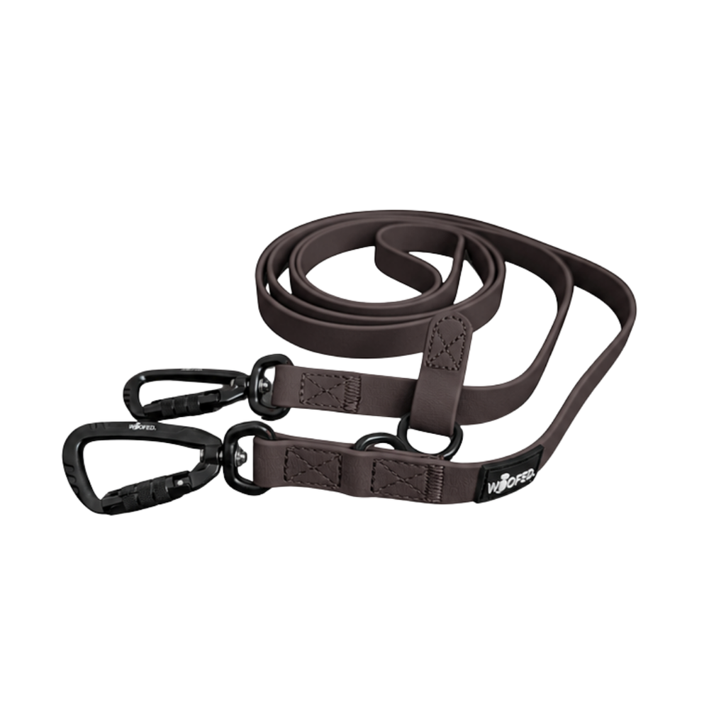 Braune WOOFLEX® Pro Umhängeleine mit zwei Karabinerhaken, ideal für Hunde, aus strapazierfähigem Material gefertigt.