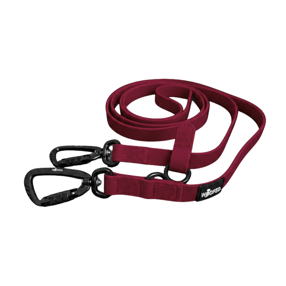 Rote WOOFLEX® Pro Umhängeleine mit schwarzen Karabinerhaken, aus flexiblem Material für besten Komfort beim Spazierengehen.