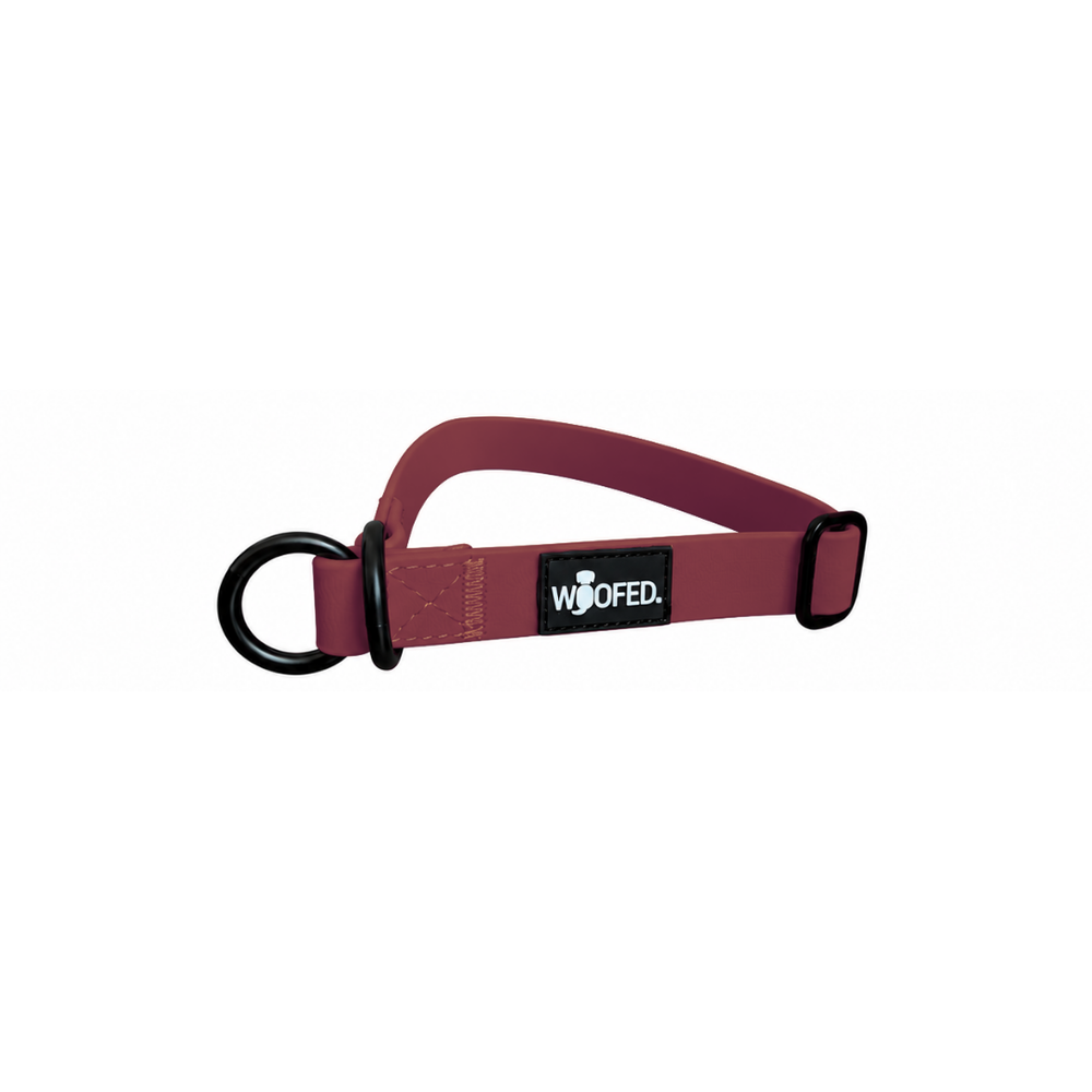 Burgunderrotes WOOFLEX® Hundehalsband aus strapazierfähigem Material mit D-Ringen und Markenetikett.
